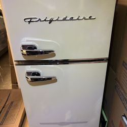 Frigidaire EFR840-Cream Retro Mini Fridge 