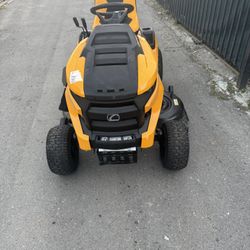 Cud cadet XT1 Enduro LT 46 in. 22 HP V-Twin Kohler 7000 Series Engine Hydrostatic Drive Gas Riding Lawn Mower 