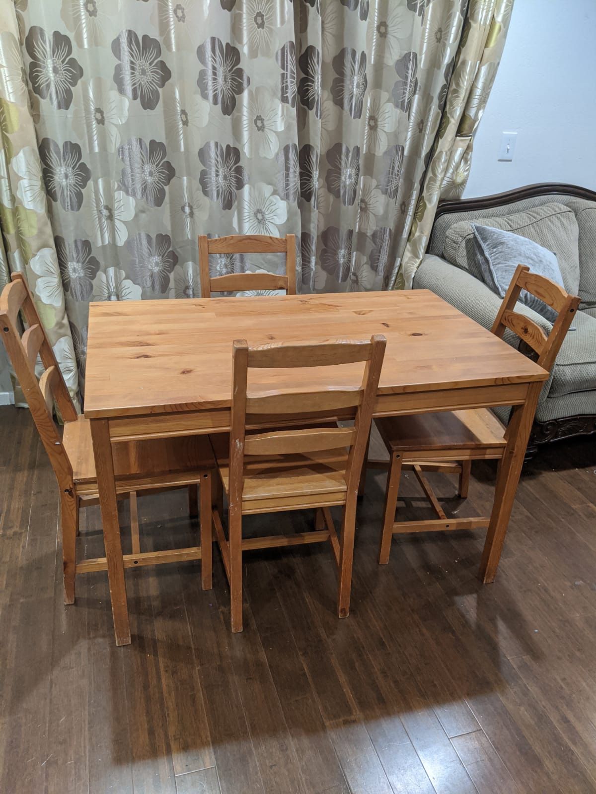 (For Sale) Dining Table with 6 chairs
