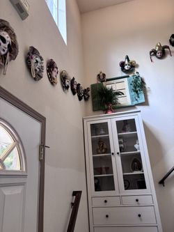 Assorted Of Wall Decoration.