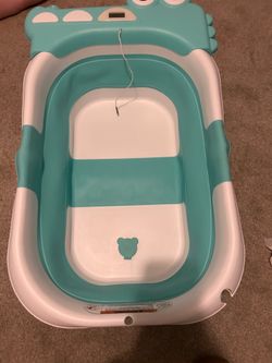Collapsable baby bathtub