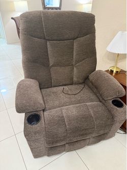 Power Lift Recliner Chair with USB Charging – Excellent Condition