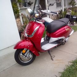 150 CC Heritage Scooter Show Room Condition Only Hundred Miles On It Runs Very Smooth Matching Trunk Side Air Cover Assist Perfect Fun To Ride Alarm C