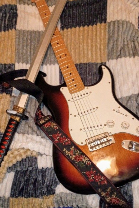 2024 Fender Player Strat Sunburst for Auction (Excellent Condition) READ DESCRIPTION 