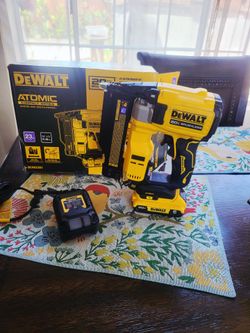 Dewalt  ATOMIC 20V MAX Lithium Ion Cordless 23 Gauge Pin Nailer Kit with 2.0Ah Battery and Charger