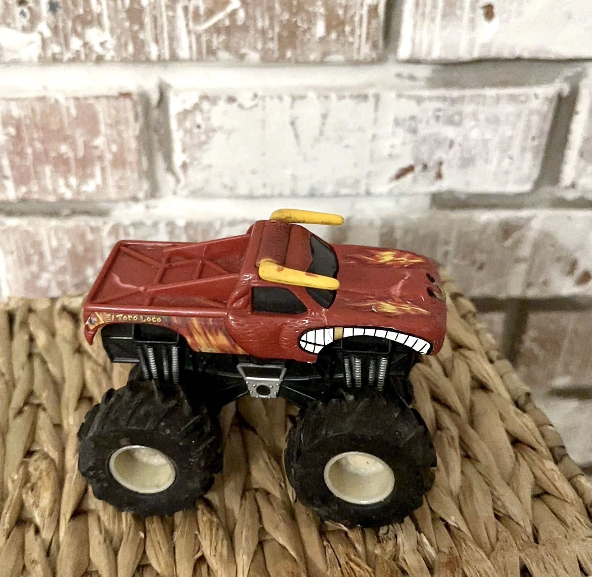 MONSTER TRUCK El Toro Loco Hot Wheels Monster Jam Spin Master Mattel 1:43