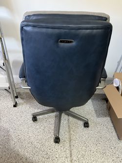 La Z Boy Alton Leather Executive Chair for Sale in Denver NC