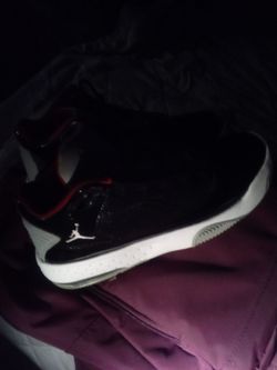 Jordan Max Aura 2 size 7 y