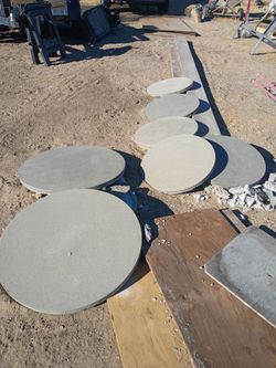 Concrete stepstone 1"1/2 thick some are 32" an 24" diameter sand finish on top in lake los Angeles east Palmdale CA