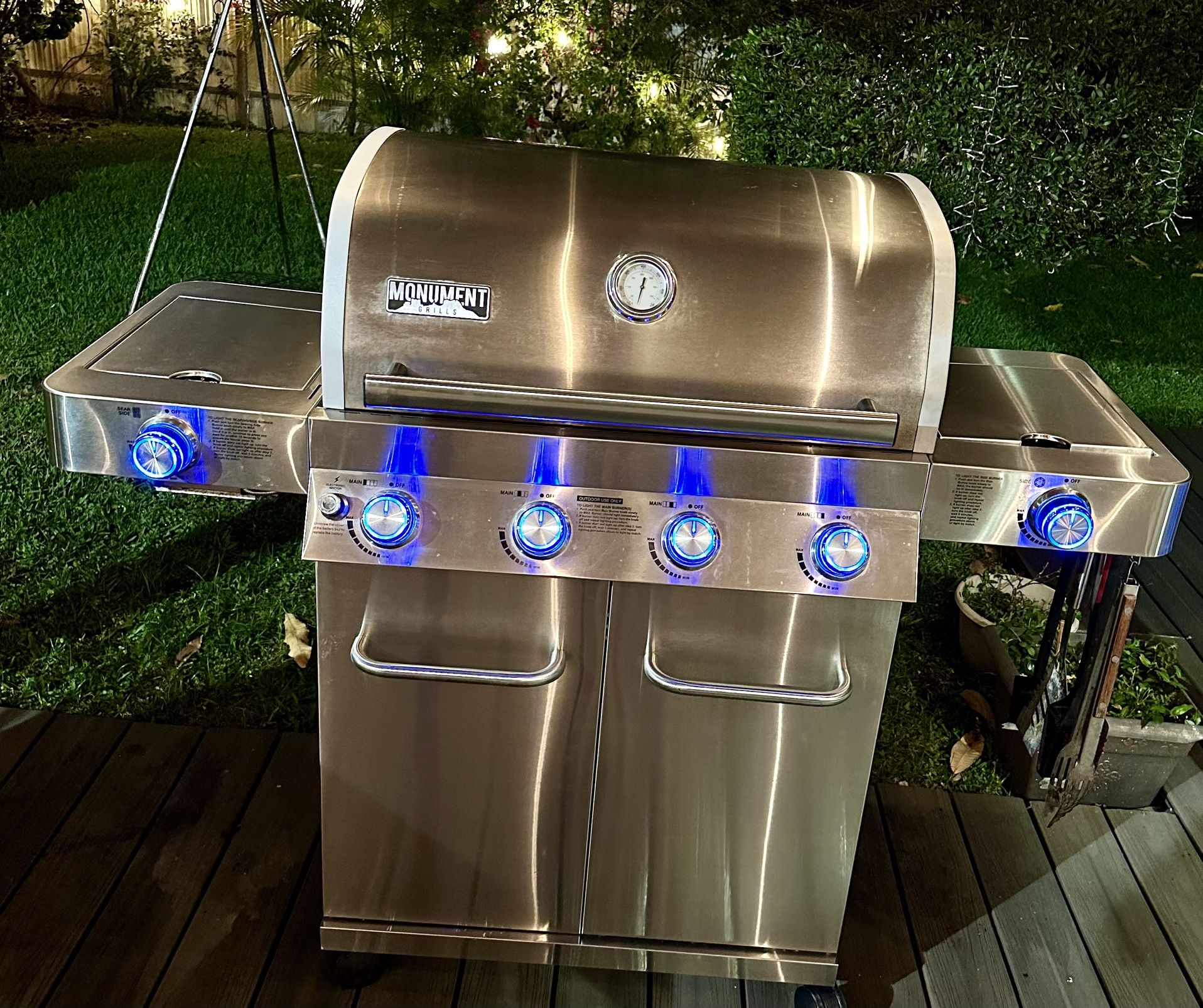 Bbq Parrilla Monument Grills 4Burner Propane Gas Grill in Stainless with LED Controls, Side and