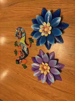 Gecko and two flowers. Wall decor, metal