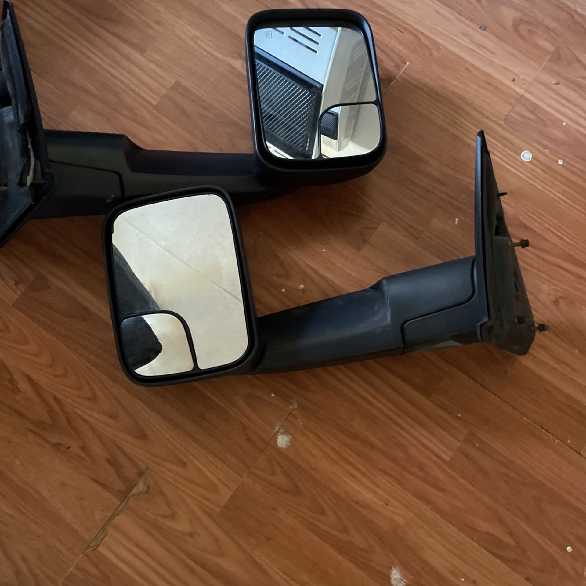 Tow mirrors