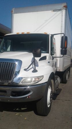 BOX TRUCK W RAIL LIFT 2012 INTERNATIONAL DT.