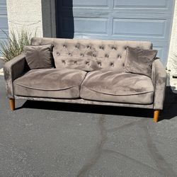 Like New! Modern Couch (FREE DELIVERY)