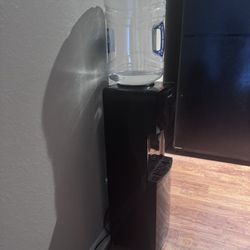 Frigidaire Water Cooler / Dispenser - Hot & Cold - Like N