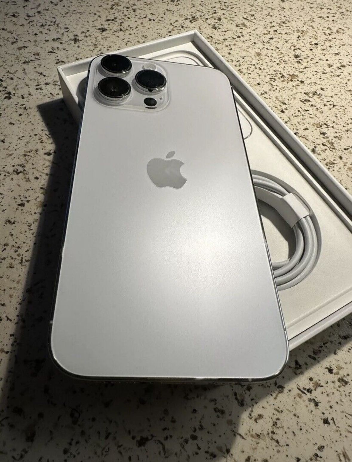 iPhone 14 Pro - 128 GB Silver + Free 3rd Gen Airpods