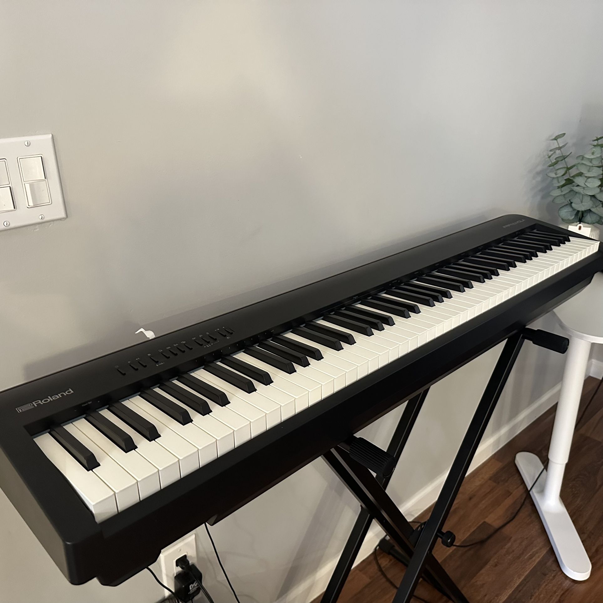 🎹 Roland Digital Piano – 88-Key Hammer Action | $700 (Mint Condition, $1,000 New)