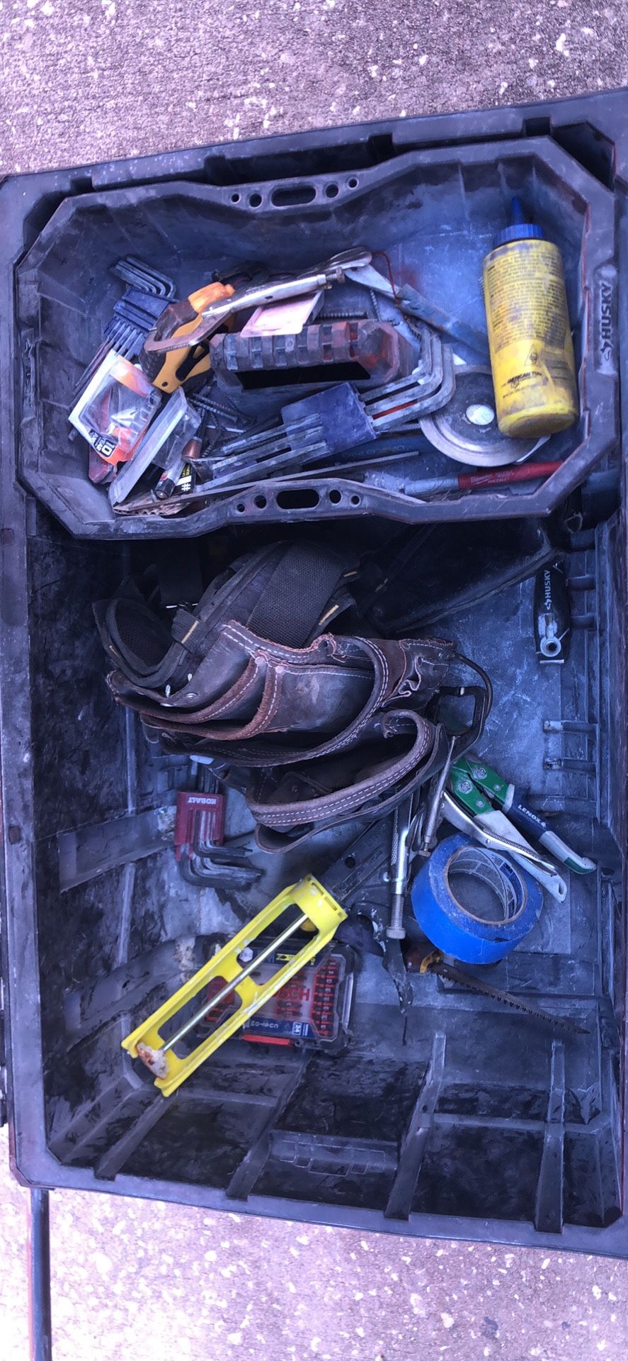 Husky rolling tool plus misc inside. all included. Missing lock hinges!.