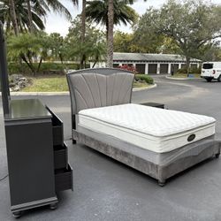 Beautiful Bedroom Set Queen Size Solid Wood Dark Gray Color In Excellent Condition By Crown Mark