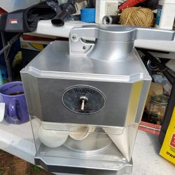 Waring SNOW CONE MAKER LIKE NEW WITH CONE, Great For Party Or Fun Raising 