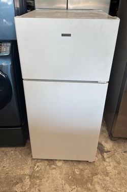 Hot Point Top Mount White Refrigerator
