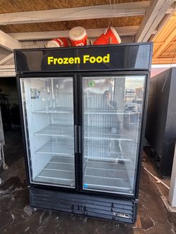 True brand freezer with glass doors in perfect condition, very clean on both sides220 v