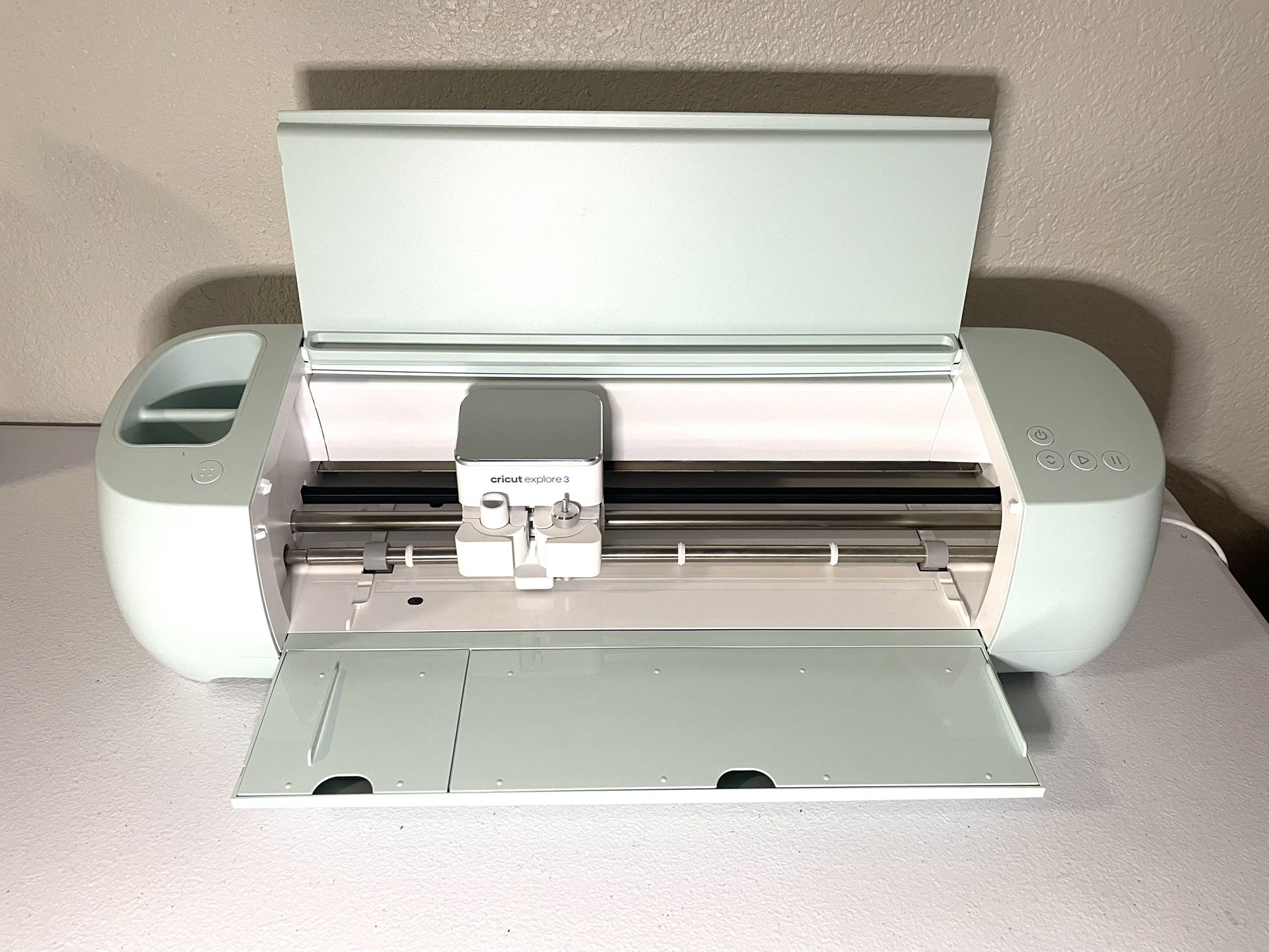 Cricut Explore Vinyl Cutting Machine Bundle