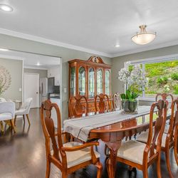 Thomasville Dining Table With 8 Chairs