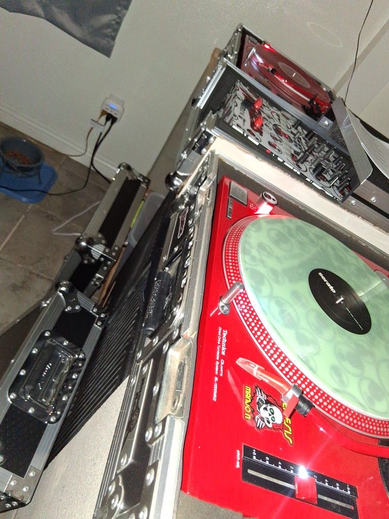 Turntables 1200 Techniques With Numark Mixer
