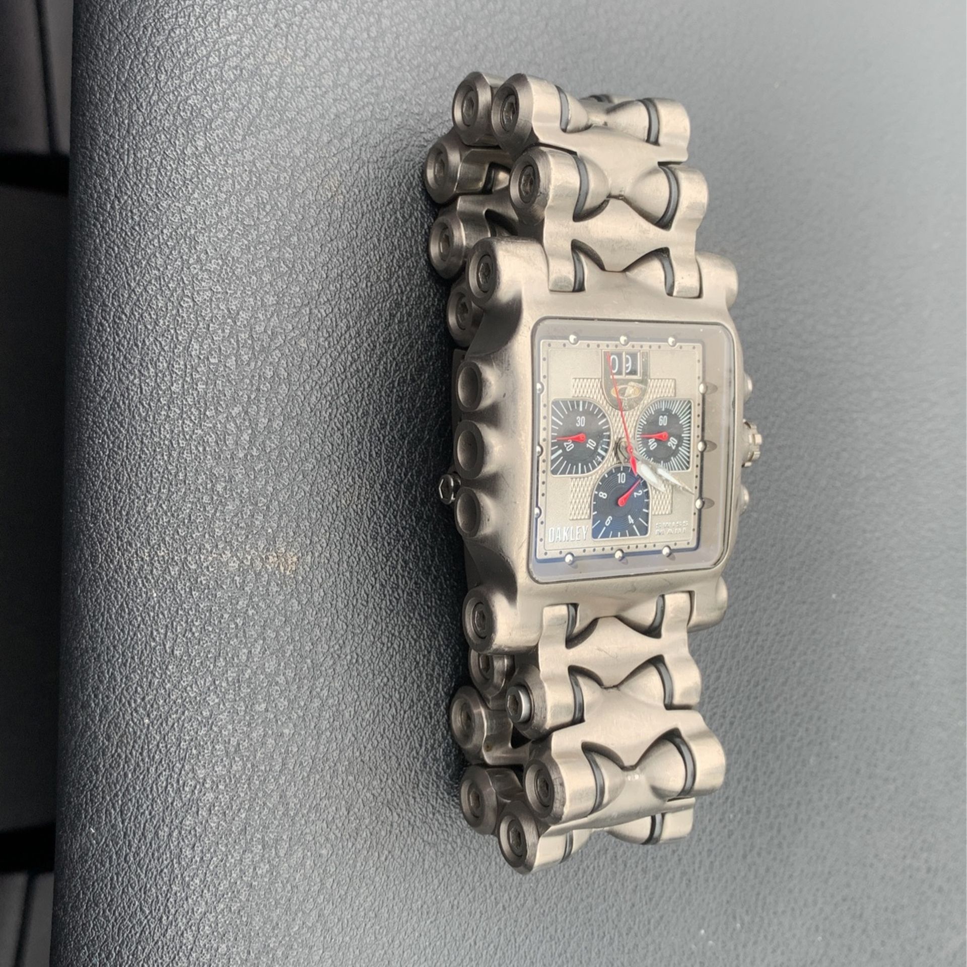 OAKLEY TITANIUM MINUTE MACHINE WATCH