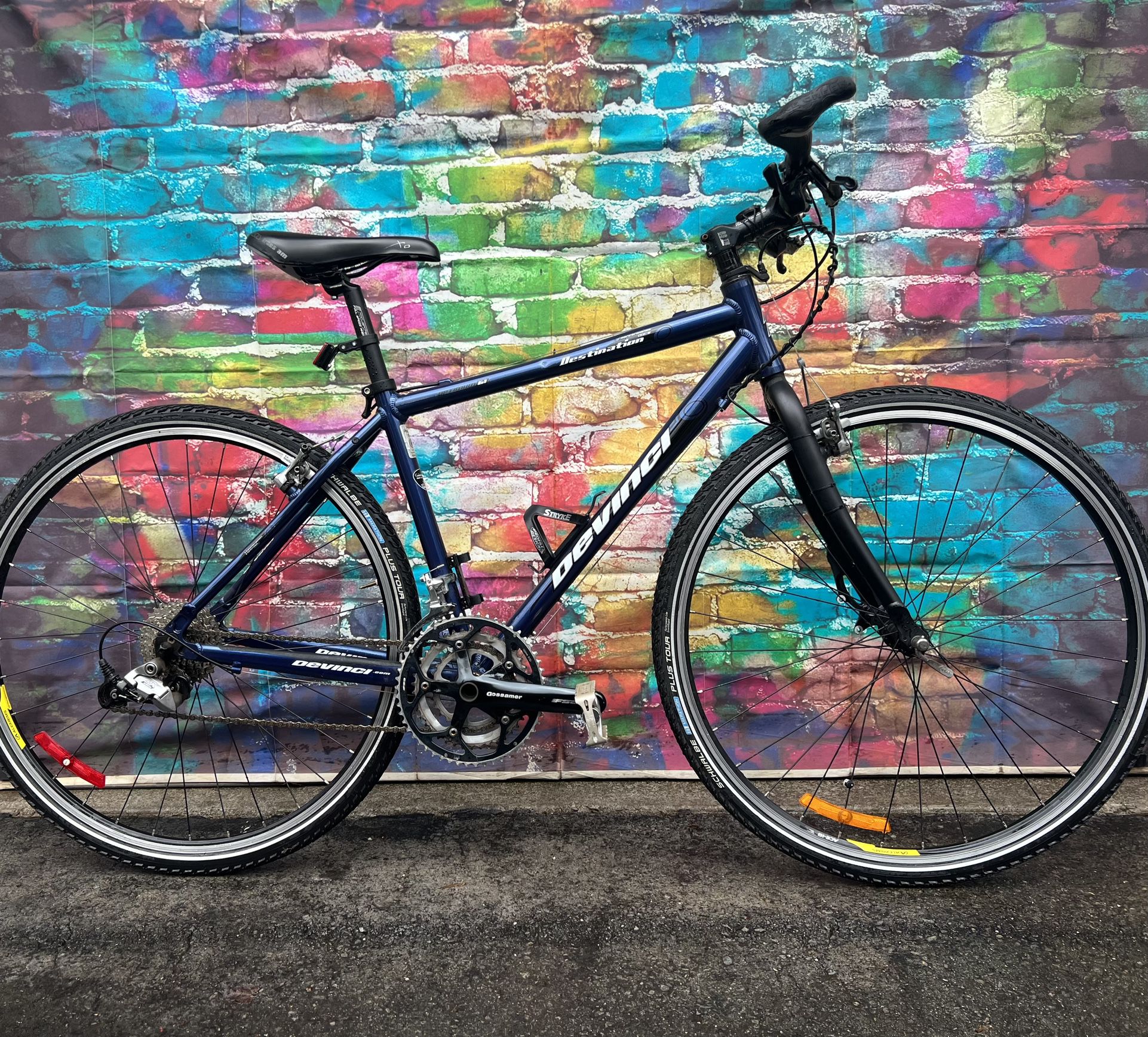 Like new! "Devinci Destination Dot 5: Like-New Bicycle with Upgraded Tires - Ready for Your Next Adventure!"
