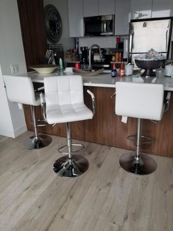 4 White bar stool set