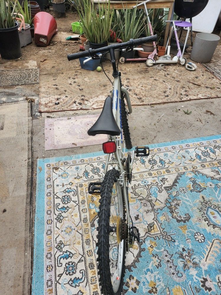 BIKE MONGOOSE STORMER 24INCH 18SPEED NEW TIRES AND TUBES EVERYTHING IS GOOD