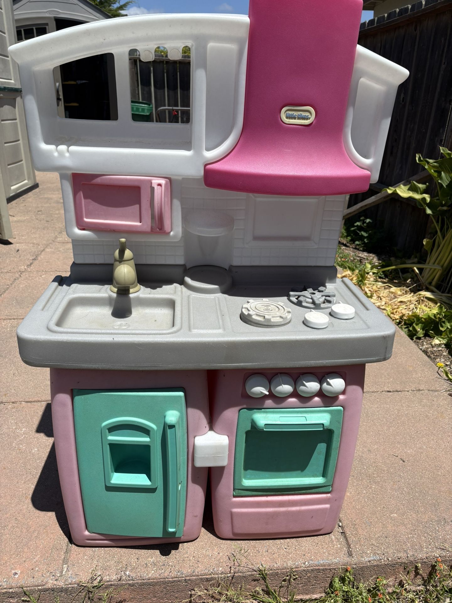 Kids kitchen set up , great condition, just needs a cleaning - OBO