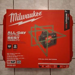 Milwaukee M12 360 Line Laser Kit