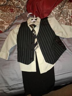 Boys suit size 2t
