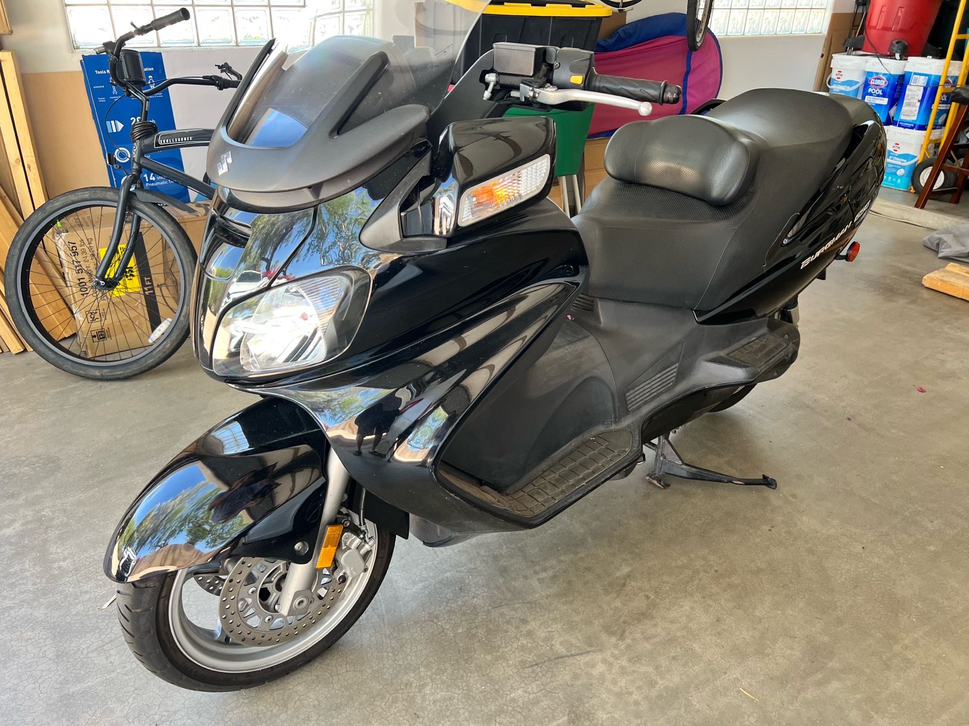 Suzuki Burgman 650cc - great for older riders- excellent condition!