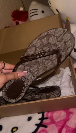 coach bow  flip flops