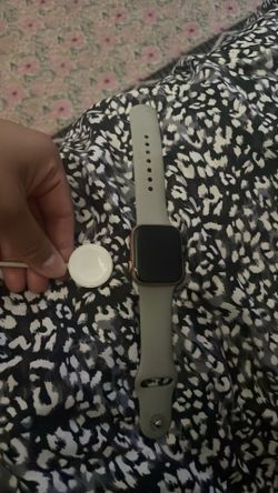 Apple watch rose gold series 4