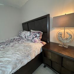 King Size Bedroom With Mattress 