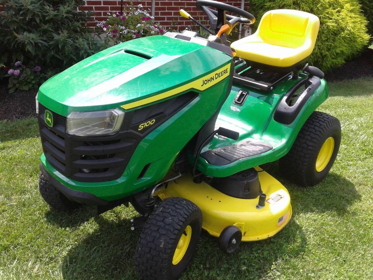 LIKE NEW, JOHN DEERE S100 HYDRO AUTOMATIC RIDING MOWER