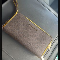 MICHEAL KORS WALLET NEVER USED