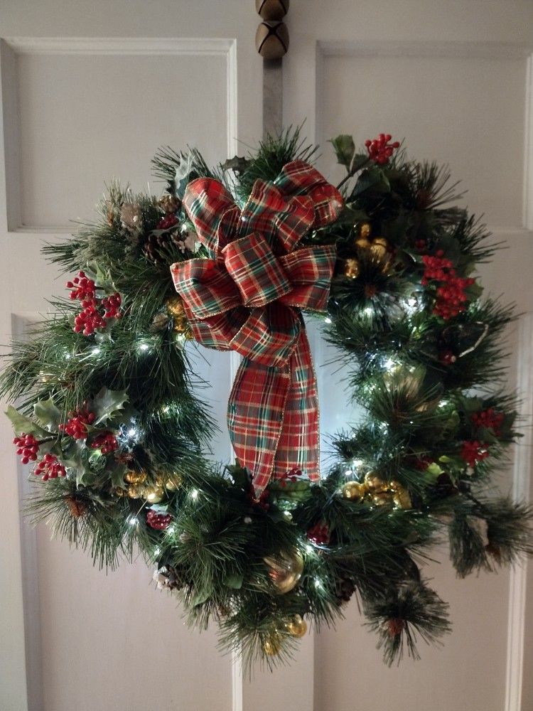 Beautiful Christmas 🎄 Wreath, With Lights.Good Condition.