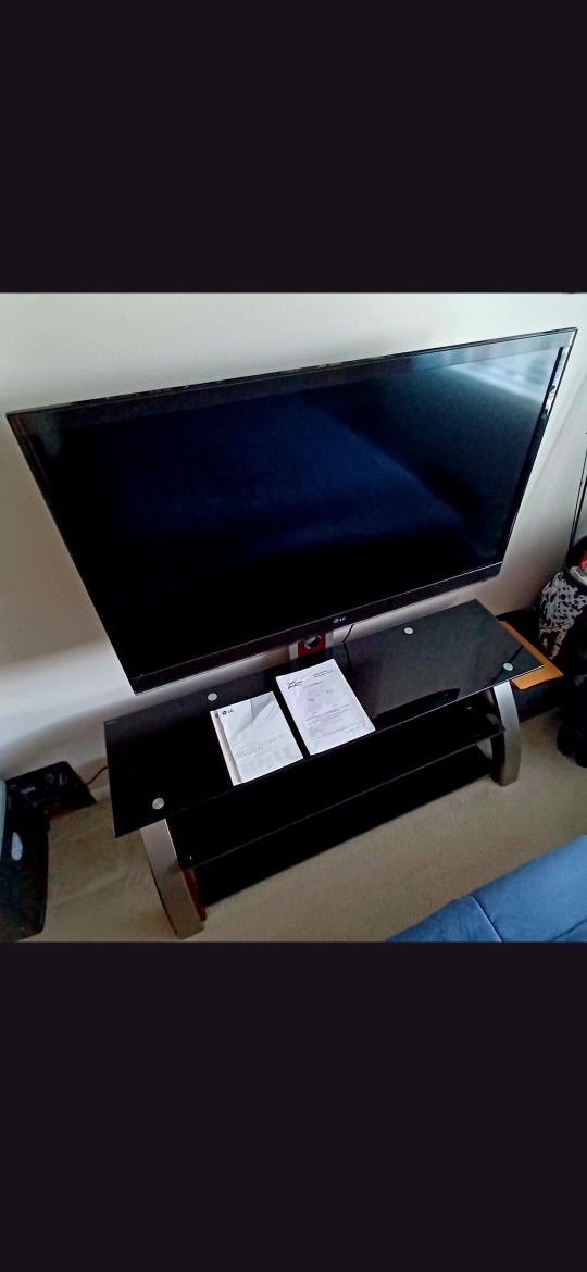 47" LG LED/LCD/3D TV / Z-Line stand, remote, and 3D Glasses