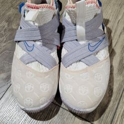 Boys 3.5  Nike Basketball Shoes White And Blue