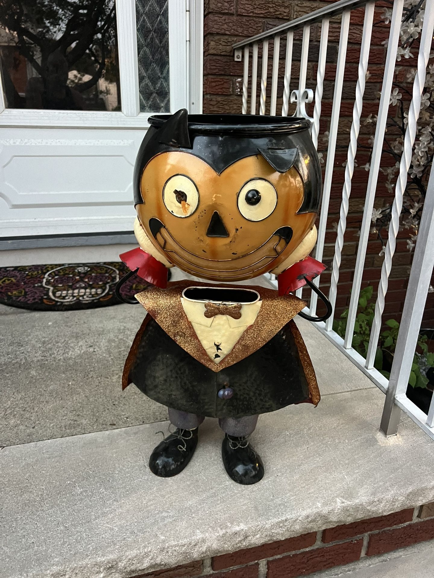 HALLOWEEN METAL CHARACTER WITH CANDY DISH HOLDER