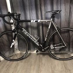 “60cm” Cannondale CAAD10 Road Bike - Perfect for Racers & Enthusiasts