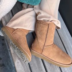 NWOB ⚜️🤎⚜️ UGG Classic Short II Boots in Chestnut size 8