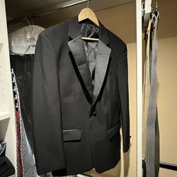 Tuxedo ; Like New. Only Wear Once For Graduation 