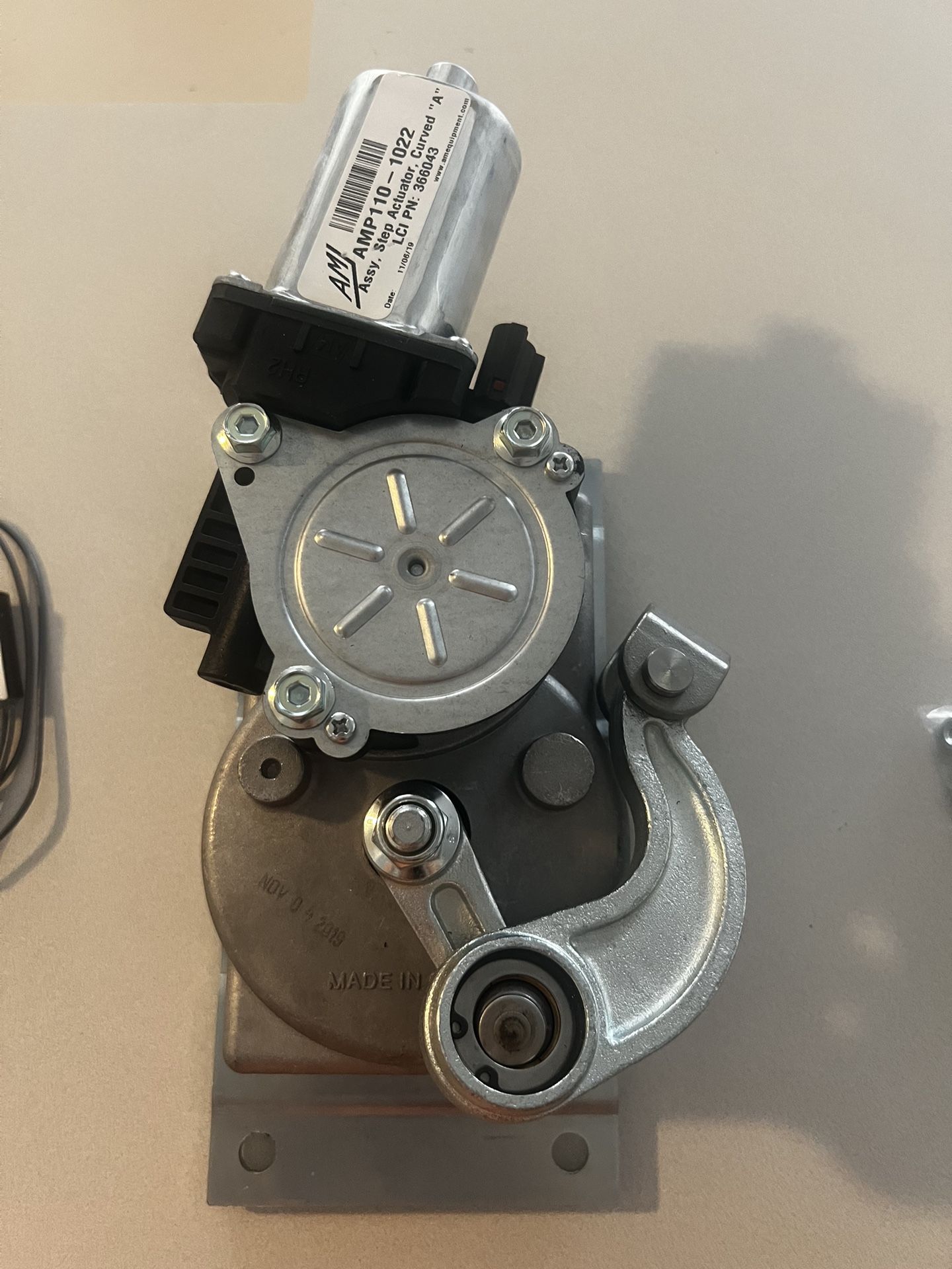 AMP110-1022 Assy Step Actuator Curved A